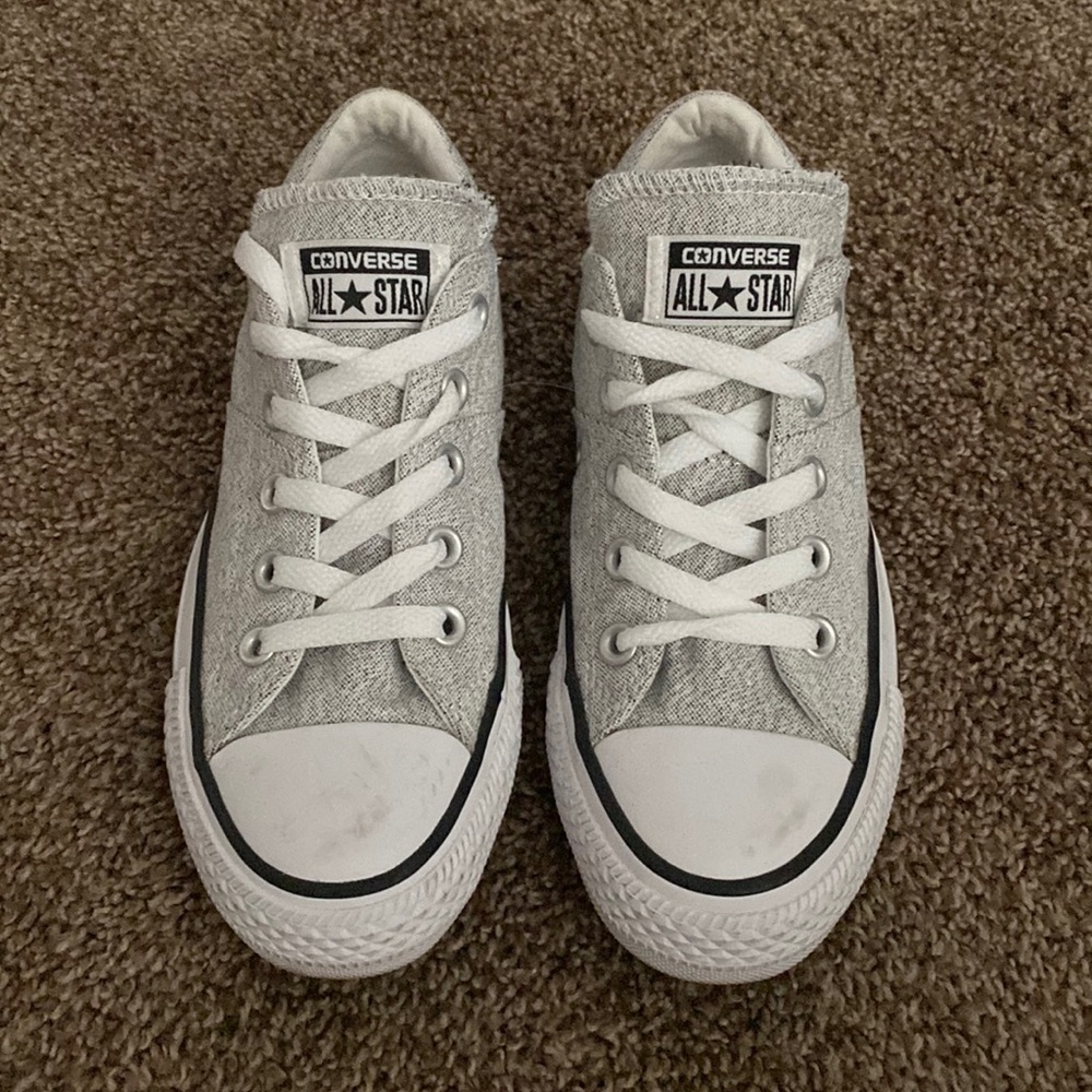 Color is a light gray. Women’s size 6. Barely worn